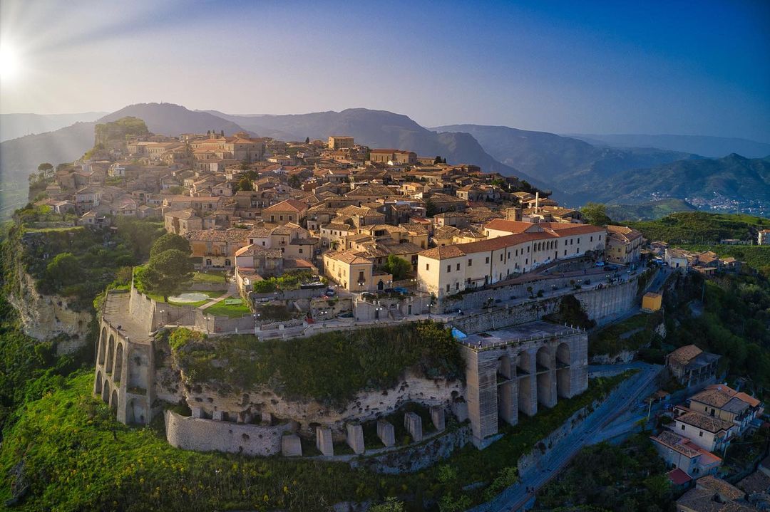 Buongiorno #igers oggi vi portiamo a #Gerace
Hai mai visitato il suo borgo? 
Lascia un ❤️ qui: instagram.com/igers.calabria
Selezione di <a href="/FalvoFederico/">Federico.falvo</a>