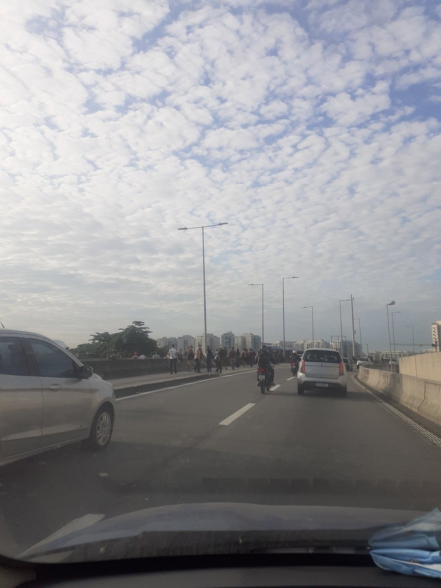 Umcarioca2's tweet photo. É o pior transporte público do RJ! BRT quebra no meio da pista e faz com que passageiros tenham que andar a pé na calha da pista @legal_rj @Informacoes_RJ @BRTMobiRio @eduardopaes @bandnewsfmrio #bgrj https://t.co/oAuwh2Ka42