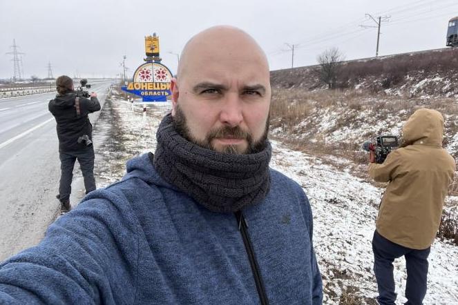 FonsiLoaiza's tweet photo. Hoy, el periodista vasco Pablo González cumple 65 días secuestrado. Se enfrenta a 10 años de prisión. Polonia lo acusa de ser agente de inteligencia rusa. Ha perdido 10kg de peso. Nos pide mantener la presión social. Gobierno y medios de comunicación siguen callando en España. https://t.co/bDSrNOlAsr