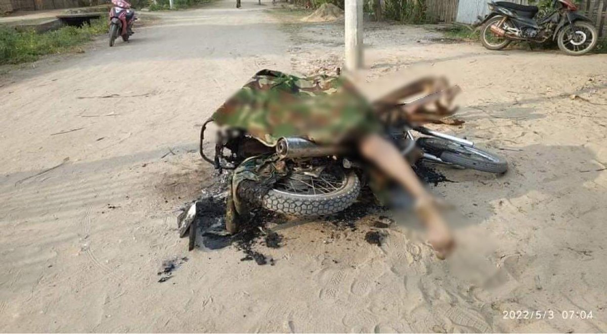 IrrawaddyNews's tweet photo. Junta troops shot dead a civilian near the village of Seik Khun in Sagaing Region’s Shwebo Township and set his body on fire on his motorbike on Monday. 
(Photo: CJ)  
#WhatsHappeningInMyanmar https://t.co/eBQ8MY2Z7J