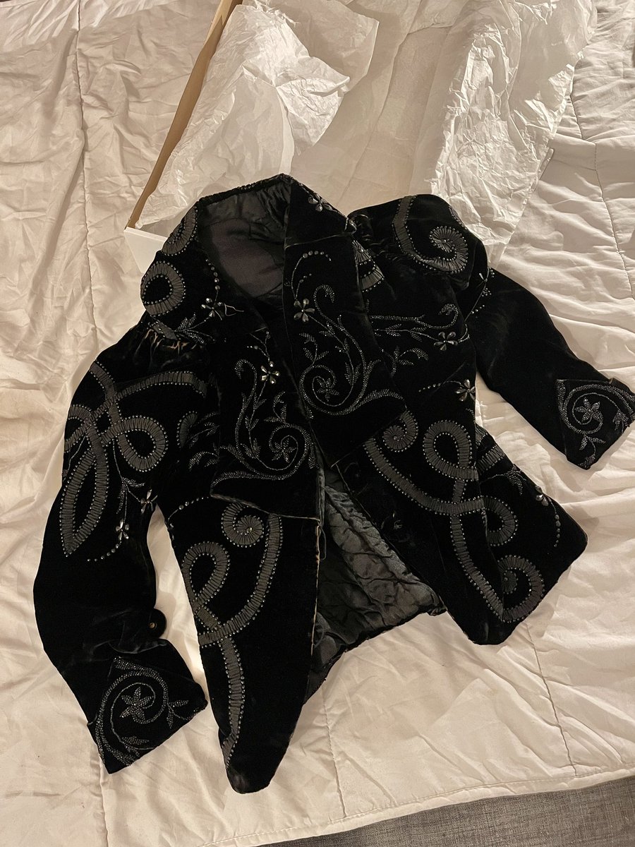 disappointed with last night’s #MetGala red carpet, so i decided to do one on my own and show these girls how #GildedGlamour is done 

wearing a velvet mourning jacket finely embroidered in ribbon and jet beads, circa late 1800s ✨