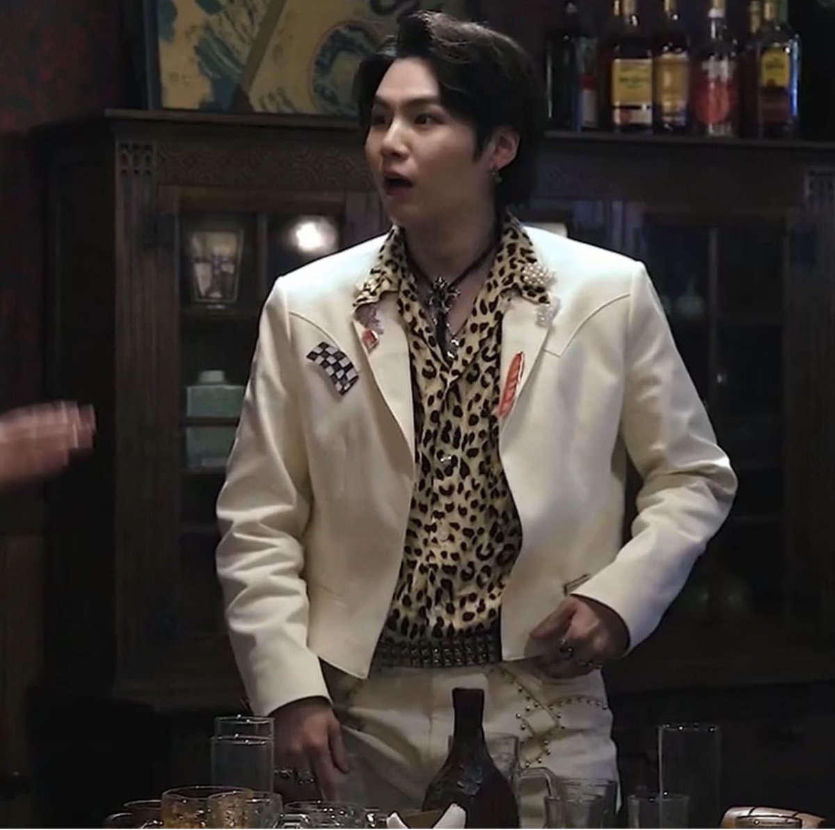 GeniusGlossLab's tweet image. did you realized we got cowboy Yoongi and a fight scene in tge same MV??? did you??? 
 listening to the collab of the year #ThaThat by #PSY (@psy_oppa) prod. &amp;amp; ft. #SUGA of #BTS (@BTS_twt)