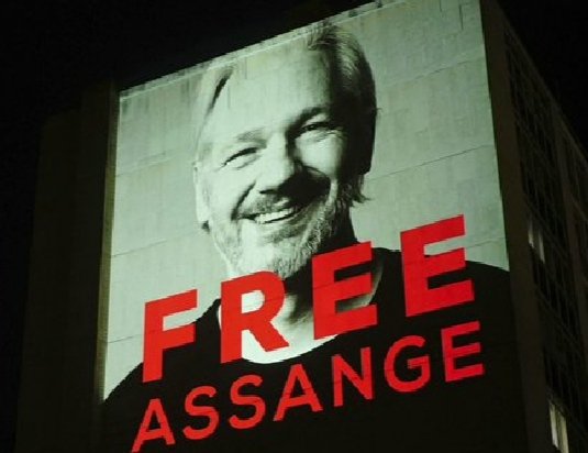 Deutschland und die #EU schmücken sich auf dem Papier mit demokratischen Werten, dabei müssen sie endlich Verantwortung übernehmen. Zum internationalen Tag der #Pressefreiheit wäre die Freiheit
Assanges ein klares Signal.Kritischen Journalismus endlich wertschätzen  #FreeAssange