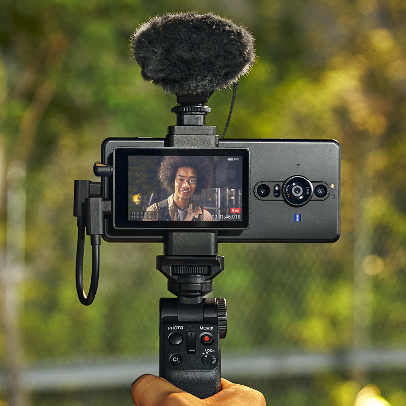 sonyxperia's tweet photo. Pair Xperia PRO-I and its 1.0-type image sensor with the specially-designed Vlog Monitor, and watch your story leap into action.
#Sony #Xperia #SonyXperia #XperiaPROI #VlogMonitor