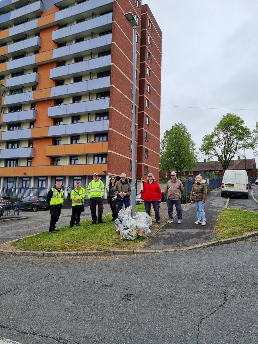 Litterwatch1's tweet photo. A great start to the #week, after a long #weekend, with the residents from Hamstead Village TRA. We #litterpicked our way around the #estate removing 11 bags of #litter. A great chat about future events in the area & a catch up with Jackie from #scips @SercoESUK @sandwellcouncil https://t.co/6jF8D5iOvL