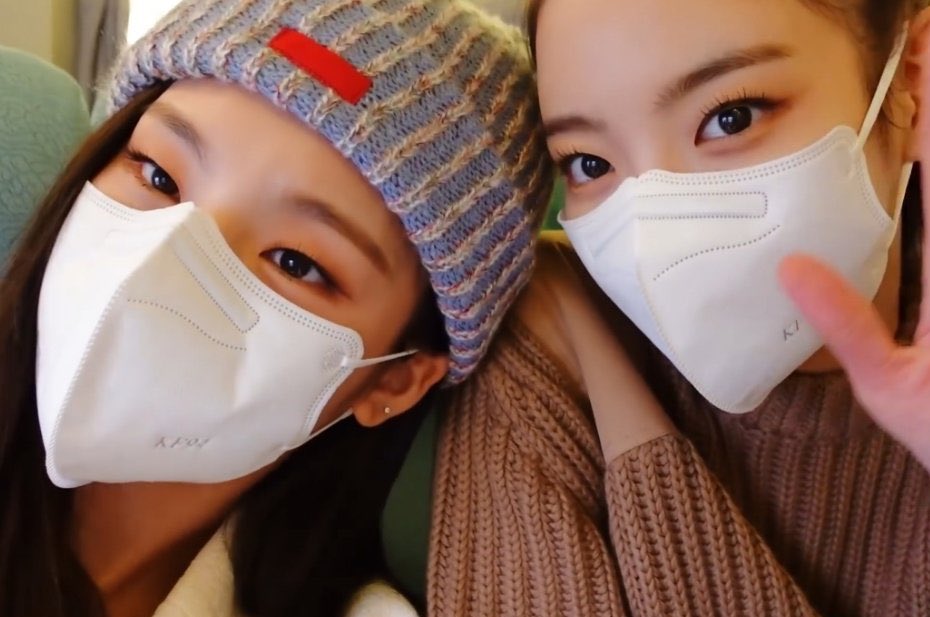 yejisuthinkr's tweet photo. they are plane buddies! https://t.co/hXugFKLzcl