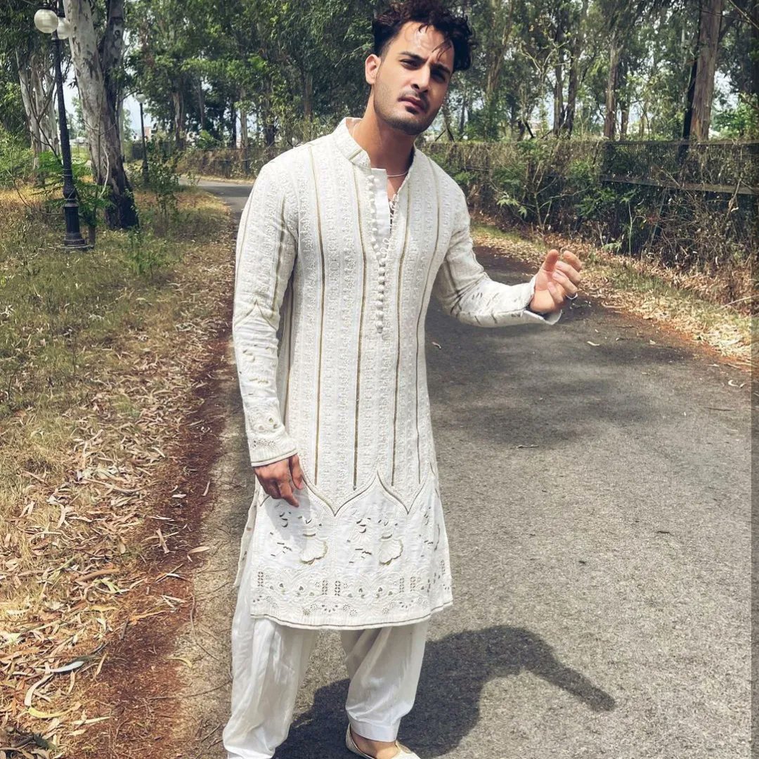 Umar Riaz flaunting his traditional white kurta on the occasion of Eid♥️

#cineblues #UmarRiaz #UmarArmy #eid #EidHoJayegi #EidMubarak2022 #EidMubarak