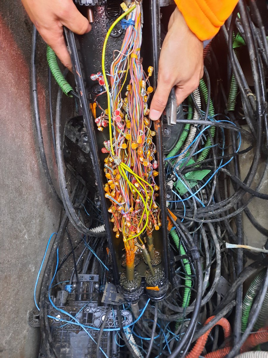 En Gironde comme dans toute l'#UISO, que ce soit en aérien suite à la #TempeteDiego 🌪 ou en souterrain, en cuivre comme en fibre nous sommes attachés à rétablir et assurer une qualité de service optimale ! #UISO