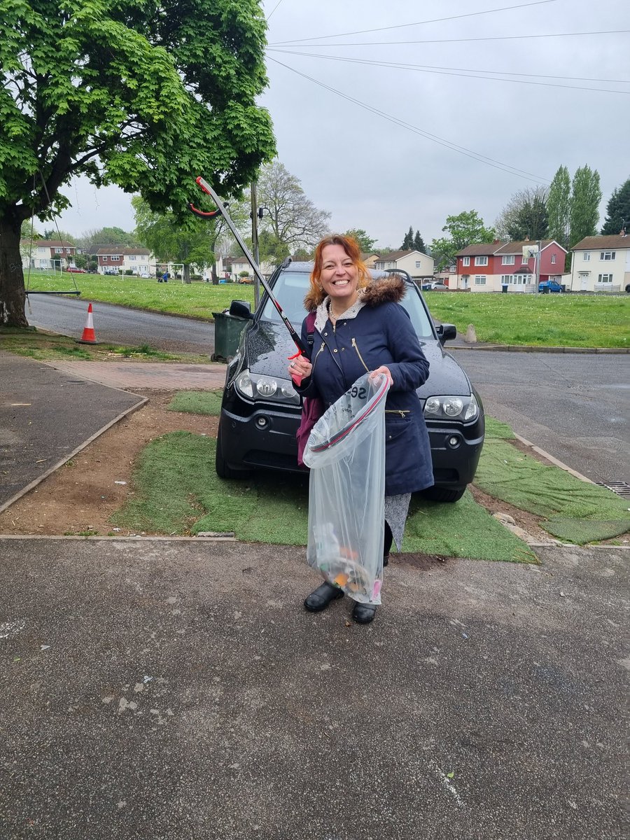 Litterwatch1's tweet photo. A great start to the #week, after a long #weekend, with the residents from Hamstead Village TRA. We #litterpicked our way around the #estate removing 11 bags of #litter. A great chat about future events in the area & a catch up with Jackie from #scips @SercoESUK @sandwellcouncil https://t.co/6jF8D5iOvL