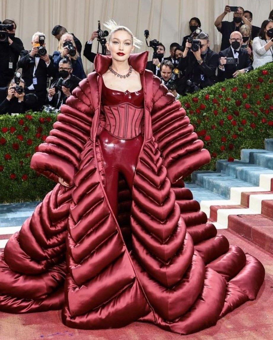 alessia_aimetti's tweet photo. Met gala 2022 who wore it best: Gigi Hadid or Lizzie McGuire? https://t.co/IXyEc5NFeo