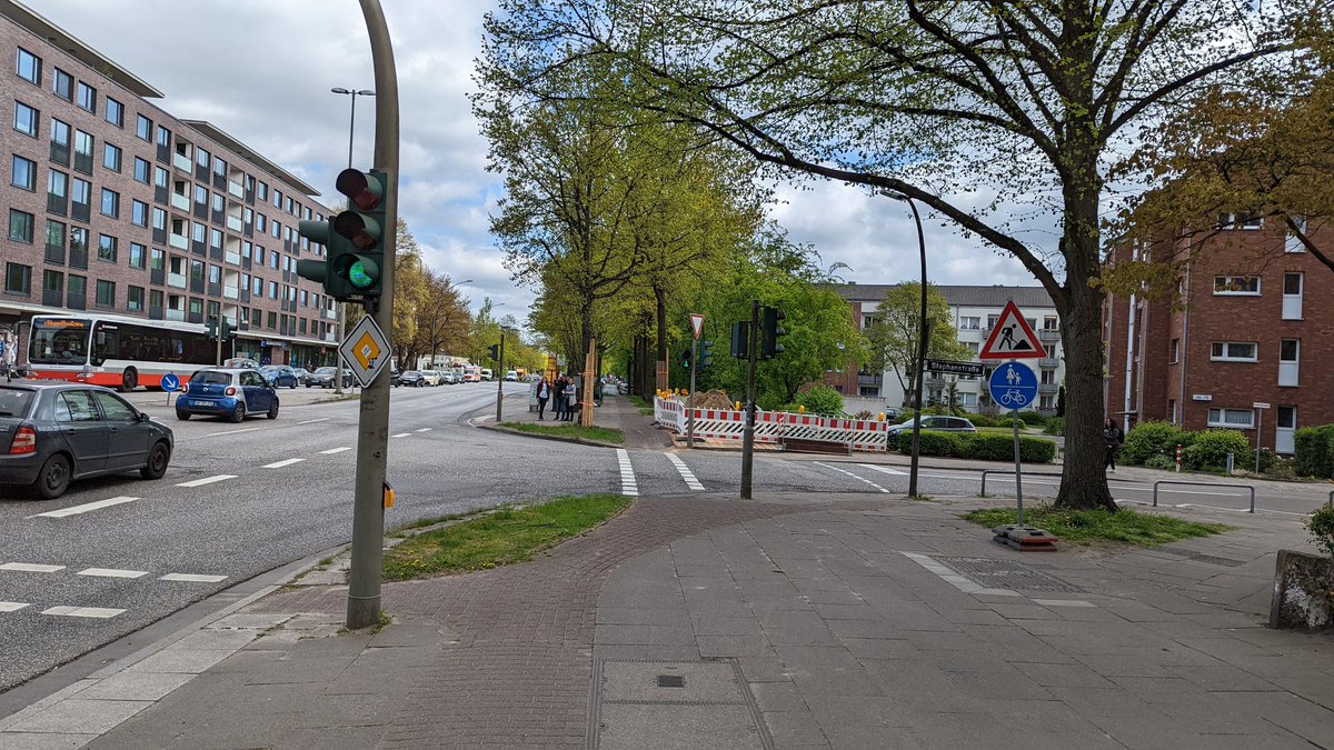 FlowAusHH's tweet photo. Wieso ist am #FriedrichEbertDamm in #Wandsbek eigentlich wieder eine #Radwegsbenutzungspflicht eingeführt wurden @PolizeiHamburg @BAWandsbek ?

@ADFC_Hamburg @lebenswerteCity https://t.co/5sxt3cQUT8