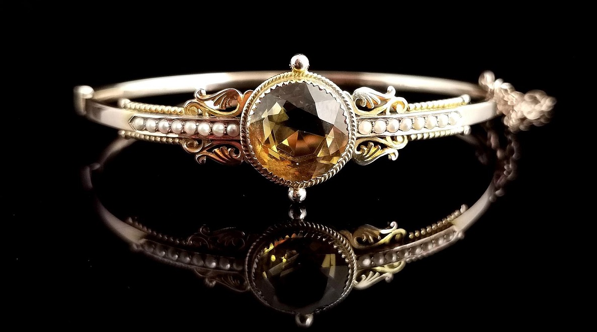 loveantiques's tweet photo. This Pretty Antique Victorian Citrine &amp; Pearl Bangle, made from 9ct Gold, is for sale from StolenAttic: https://t.co/nWWO6P4lav
#antique #antiquejewellery #jewellery #antiquebangle #bangle #antiquejewelleryforsale #loveantiques https://t.co/abyBVHNivK