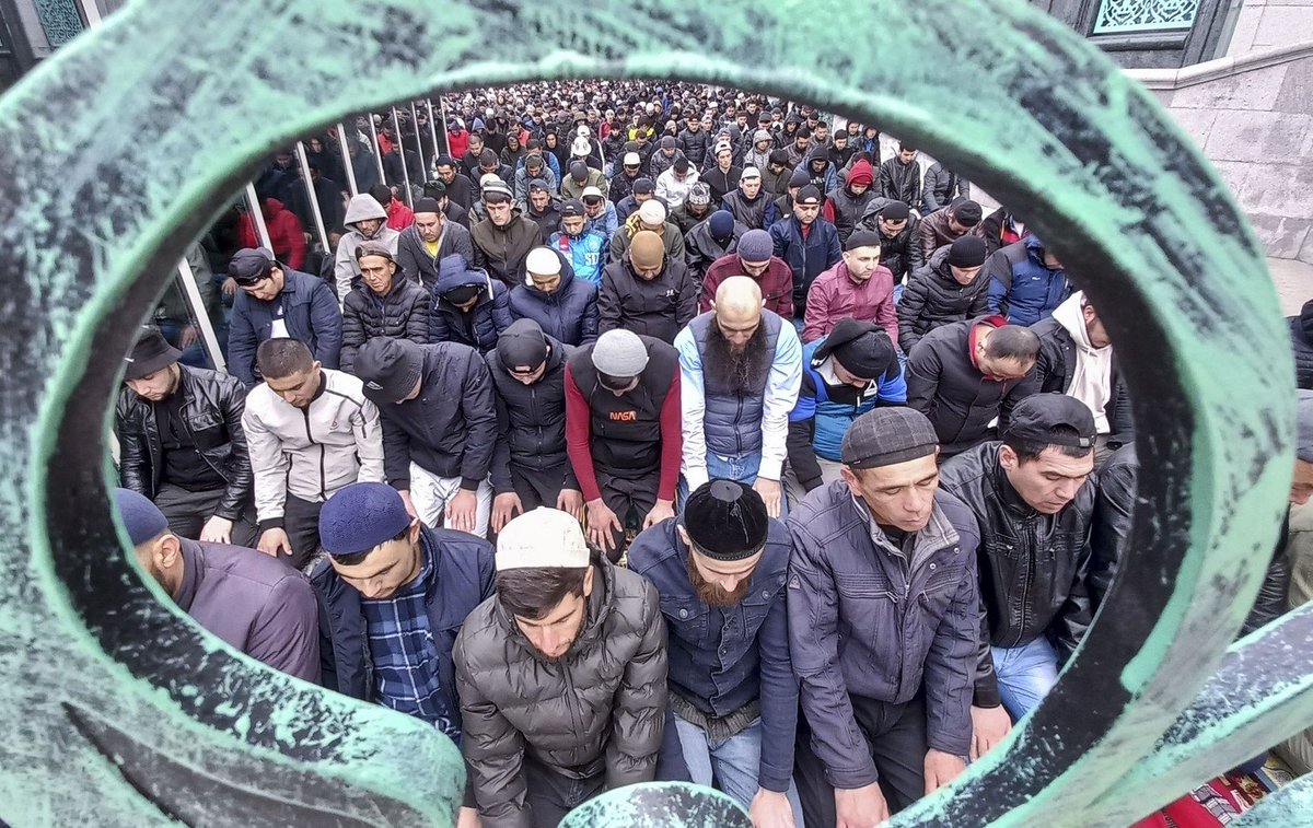 RussEmbDhaka's tweet photo. On May 2 Moscow celebrated #EidAlFitr.

More than 250,000 Muslims gathered for morning prayers in the capital's mosques.
Sheikh Rawil Gaynetdin, Grand Mufti of Russia, delivered a sermon at Moscow Cathedral Mosque.

📸 by https://t.co/SPD529BkaV

#IslamInRussia https://t.co/E8Sas2tCPM