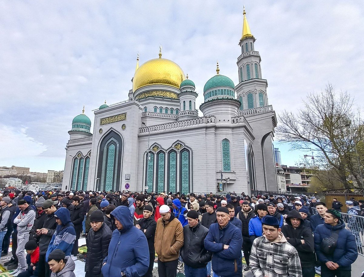 RussEmbDhaka's tweet photo. On May 2 Moscow celebrated #EidAlFitr.

More than 250,000 Muslims gathered for morning prayers in the capital's mosques.
Sheikh Rawil Gaynetdin, Grand Mufti of Russia, delivered a sermon at Moscow Cathedral Mosque.

📸 by https://t.co/SPD529BkaV

#IslamInRussia https://t.co/E8Sas2tCPM