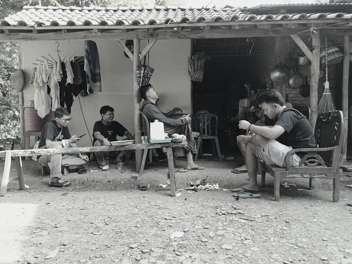 fasfasya_'s tweet photo. #2 IED Mubarrak : Kejarlah semua hal karena-Nya. Ketika sudah dekat dengan-Nya, kita tidak akan diberi Dunia (Karena Terlalu Sempit), Kita akan diberi yang lebih yaitu : Ketengan Hati. 
-DailyLebaran https://t.co/u3zmp7tbIk
