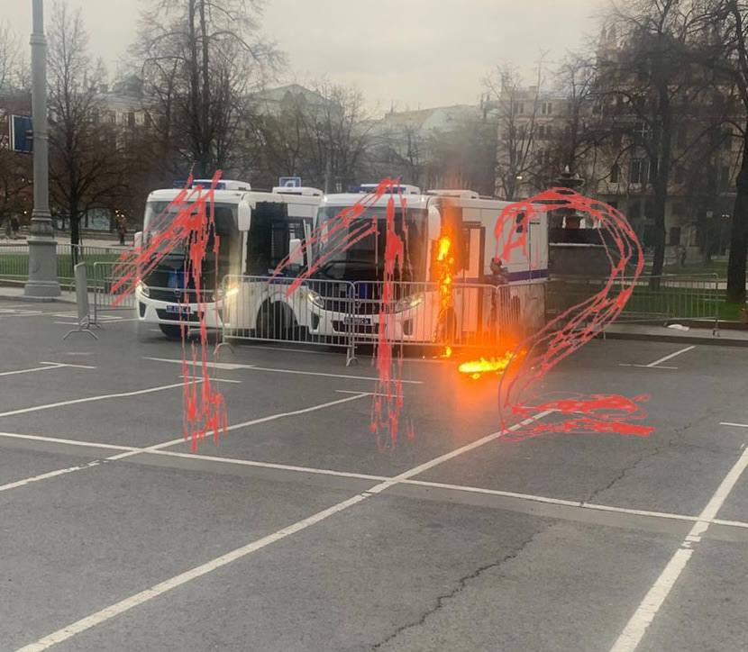 Knut_Knutsson's tweet photo. Ereignisse in #Russland in den letzten 24 Stunden:

1) Anarchisten beschädigen in Perm Plakat mi "Z"
2) in Moskau wirft ein Mann einen Molli auf Polizeiauto https://t.co/ENhO8EMV3u