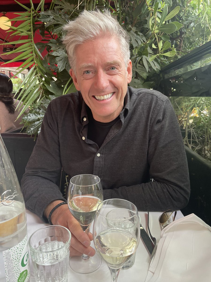 EllaBrocklebank's tweet photo. From Paris with love!! 🇫🇷🥂☀️🍾🚆
#elmoontour 🔥 #forever 🧡#howtomonday 🥰 #love ❤️ https://t.co/qnQ2KY35Ef
