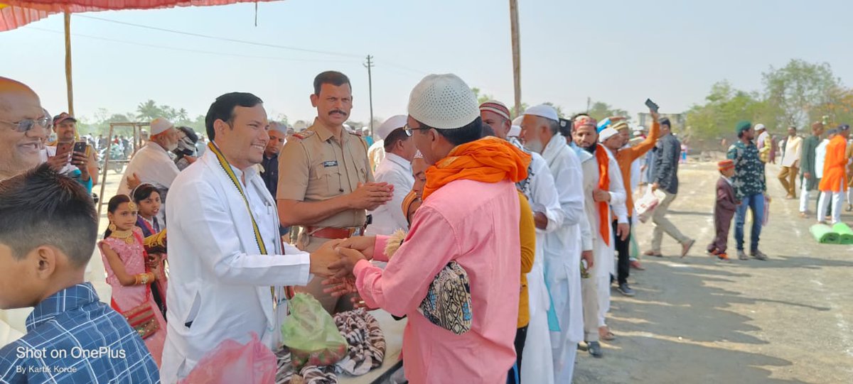 OfficeAmeet's tweet photo. आज रिसोड येथे ईदगाह मैदानावर तमाम मुस्लीम बांधवाना मा.अमित सुभाषराव झनक (आमदार तथा जिल्हाध्यक्ष काँग्रेस कमिटी वाशिम) यांनी ईदच्या शुभेच्छा दिल्या... https://t.co/yM0iNU7LzL