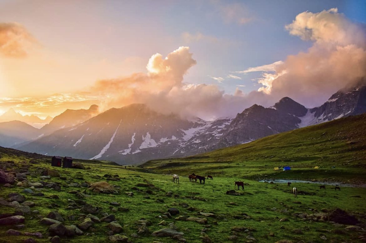 TrekkersofInd's tweet photo. The Tarsar Marsar trek takes you right to the heart of Kashmir. From the quaint village of Aru to the clearings of Lidderwat. 

From the rolling green mountains of Shekhawas to the massive alpine lakes. 

The setting is such that it leaves you visually stunned for weeks together! https://t.co/UCwJIXAQ8e