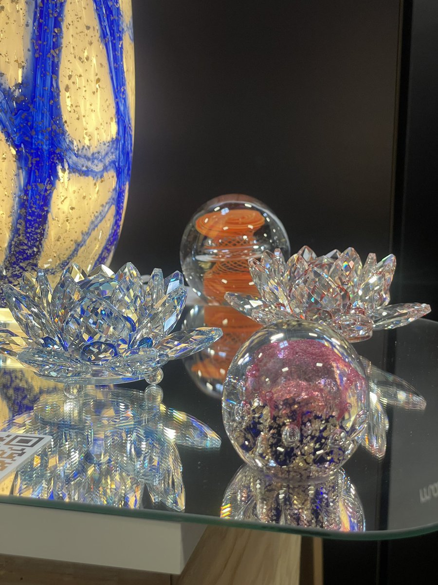 saan_25's tweet photo. Venez à la rencontre de Valéry Klein, le fondateur de l’entreprise L’artisan du Cristal ! Valéry Klein est installé depuis 1997 à Vallauris, ville artisanale et artistique par excellence. ✨

On vous donne rdv sur le stand Amazon à la @foiredeparis ! 🤩
#AmazonFoiredeParis https://t.co/dQckmmdFzY