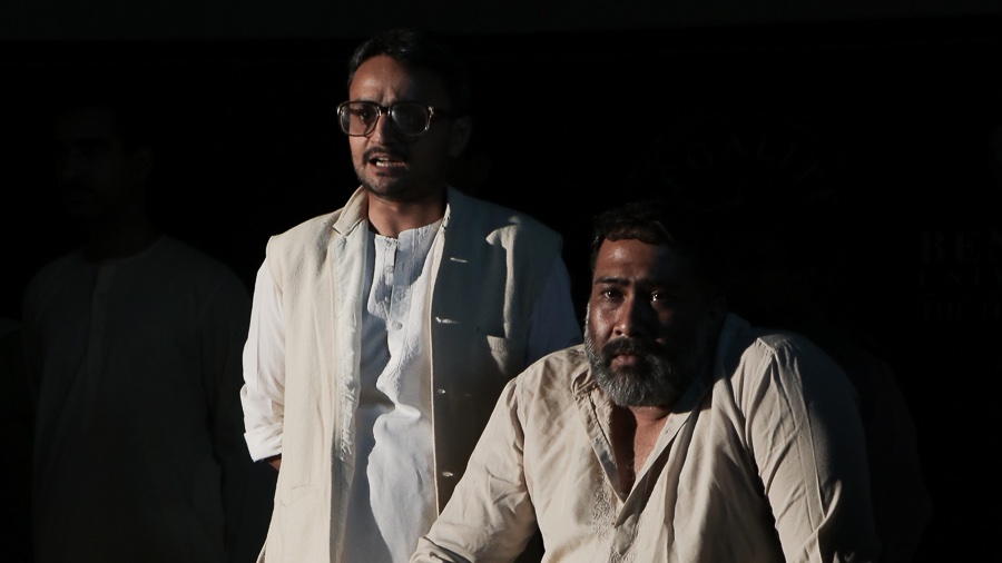 sukhmanch's tweet photo. Sukhmanch performed #PiyushMishra 's classic play 'Gagan Damama Bajyo' directed by @ShilpiMarwaha at School of Law, @bennettuniv and received amazing audience response. https://t.co/NyQPdE33Ha