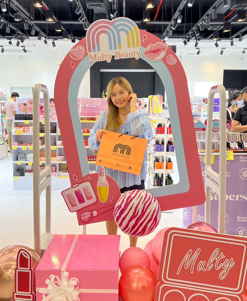 Nananblogblog's tweet photo. มีอีกอย่างที่ชอบมากก นอกจากสกินแคร์และ เครื่องสำอาง ยังมีพวกออยล์ใส่ผมด้วย แบรนด์โปรดและเลย R3 มีทุกสีทุกกลิ่นน ซื้อ 1 แถม 1 อยู่ด้วย 290 บาทคละกลิ่นได้ด้วย ปังมาก นี่ช็อปกลับมาจุกๆถุงใหญ่เบิ้ม ไปตำกันนะทุกคน ร้านใหญ่มากสาขานี้ #MultyBeautyFashionIsland https://t.co/4GQQTB7qI4