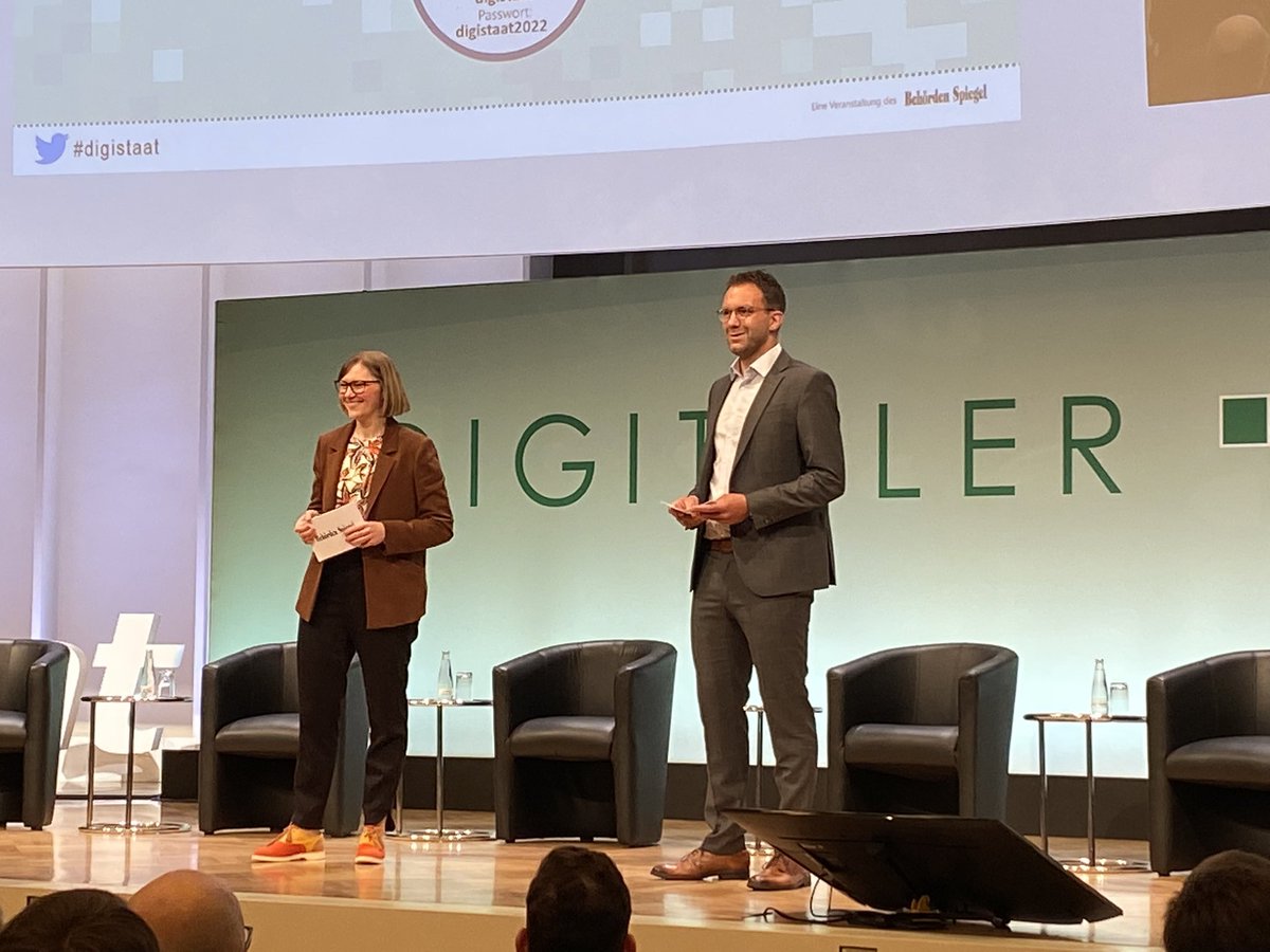 EChProll's tweet photo. Gleich geht es los auf dem #digistaat. @GuidoGehrt und ich freuen uns auf die Moderation und unseren ersten Gast @cio_bund. @Digitaler_Staat https://t.co/vcai3enG2X