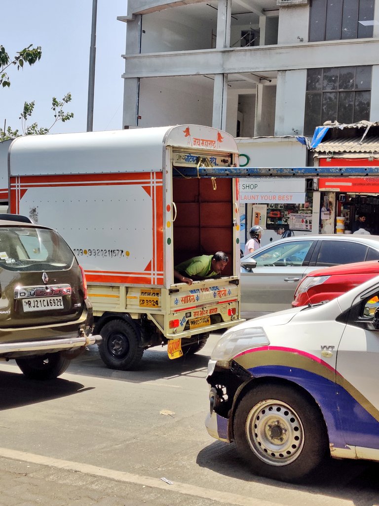 angry_mumbai's tweet photo. @MumbaiPolice Metal rods coming out atleast 10 ft out of the tempo. Such practices are very common, why is no action being taken ? This is so dangerous. A police vehicle is standing right behind it but doesn't care at all. MH03CP8824 https://t.co/tueKnMPa7o
