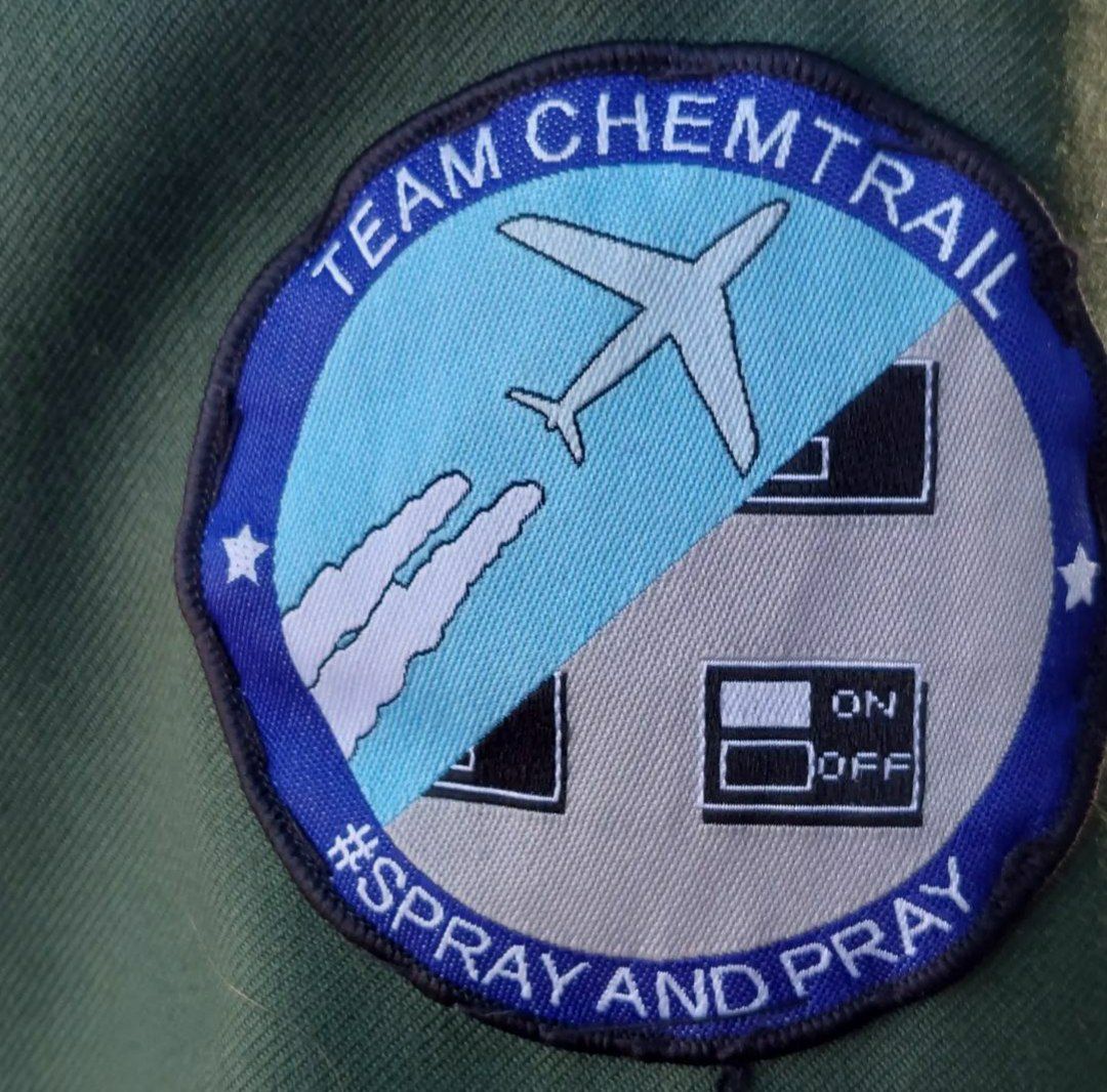 reclaimrosalux1's tweet photo. wächter:innen des #leipzig|er hbf warten auf die montägliche #schwurbel-beute 😅 die reptiloide #chemtrail-staffel ost hat wirkung gezeigt 😜 danke an alle, die mit uns dieses we & mo. gg rechts unterwegs waren o. mitgefiebert haben💖 danke @LIZ_de für pix 😘#le0205 #spazierstop https://t.co/QSe8LJ1IIP