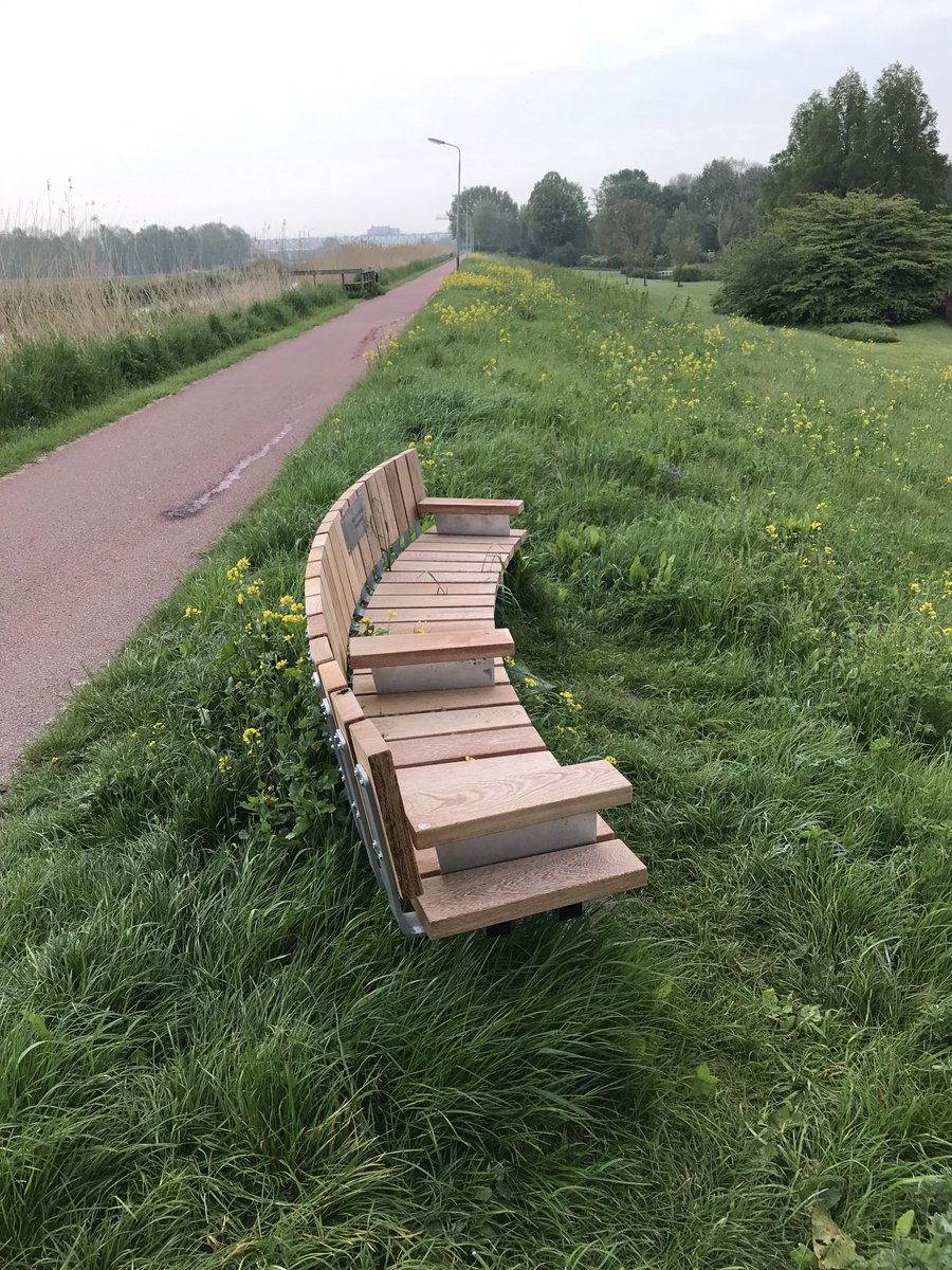 ⁦<a href="/Aalsmeer_NL/">Gemeente Aalsmeer</a>⁩ ik noem dit nu nog “liefdevolle verwaarlozing”, nog een week, dan noem ik het “overwoekerd”.