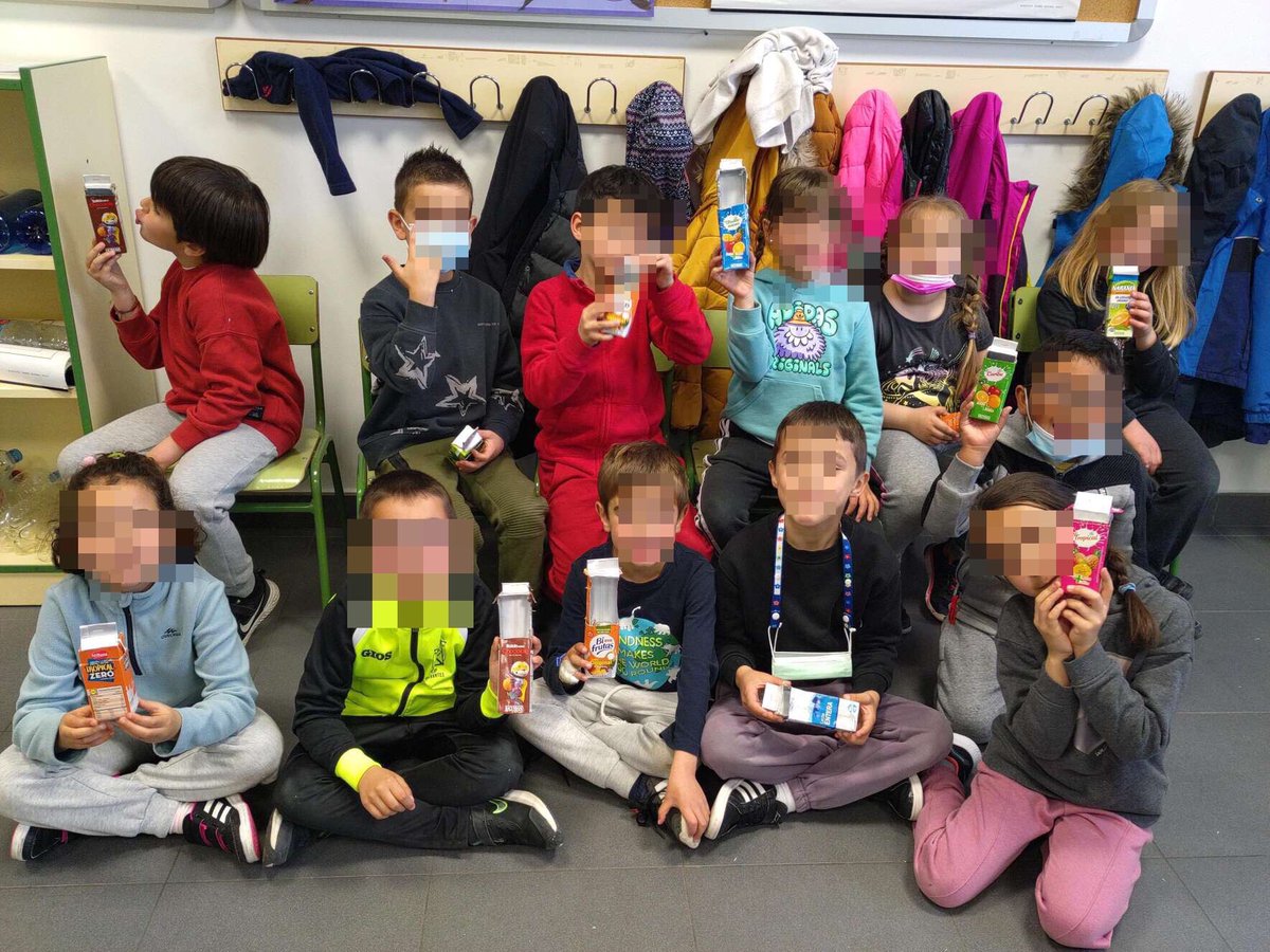 Así de chulos nos han quedado los portabocadillos elaborados a partir de briks. Un pasito más para evitar los envoltorios de un solo uso que tan poco nos gustan. #ecoescuela #portabocadilloDIY #reutilizar