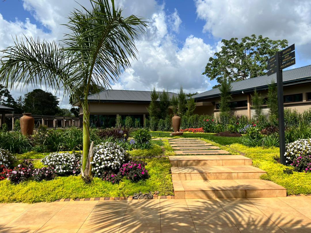 AbellGabrielle's tweet photo. J’ai eu le privilège durant ce long week-end de visiter l’hôtel TAGIDOR à Bangou 
Tout ce que je peux c’est qu’il est incroyablement magnifique 😍😍😍.
Les sites du pays qui donne du baume au cœur 💓 
#cameroun 
#tourisme https://t.co/vIfRjIeVJ2