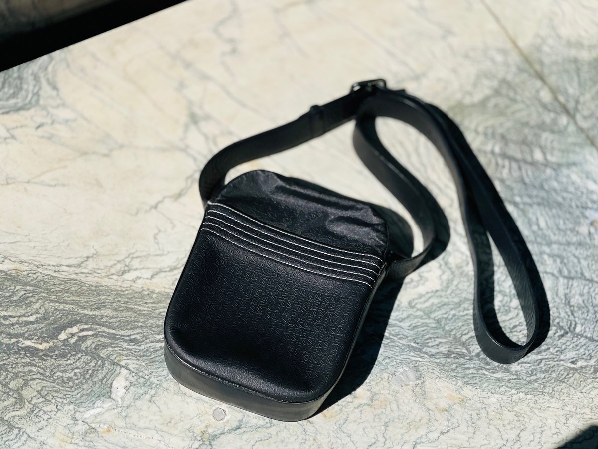 seka1ec's tweet photo. 今夜22時スタート。

【loewe】leather shoulder bag

レザーに定評のあるロエべ、流石にカーフの質が高い。

総柄でロエベを象徴するアナグラムはブラックベースに同系色と控えめで品の良い主張。
ストラップにも同じくLOEWE刻印。

そこまで古くなく比較的近年のモデル。

これ欲しい

28500(taxin https://t.co/X2Y2604iBs