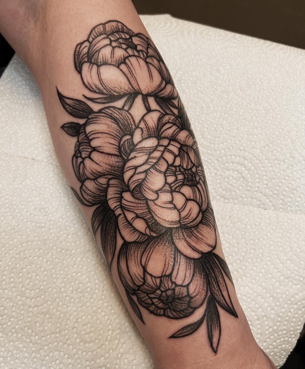 LadyWolly's tweet photo. Me half the time: ugh I’m sick of peonies I wanna do some more unusual botanicals. 
Me the other half of the time: HECK YEAH PEONIES LET’S GOOOO. https://t.co/2ESqTZLfSC