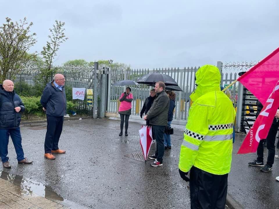 CWUnews's tweet photo. This union gets out to its members. Here is general secretary @DaveWardGS addressing the Post Office cash centre picket line in Glasgow this morning #CWUandProud https://t.co/2AYEOeS6ur