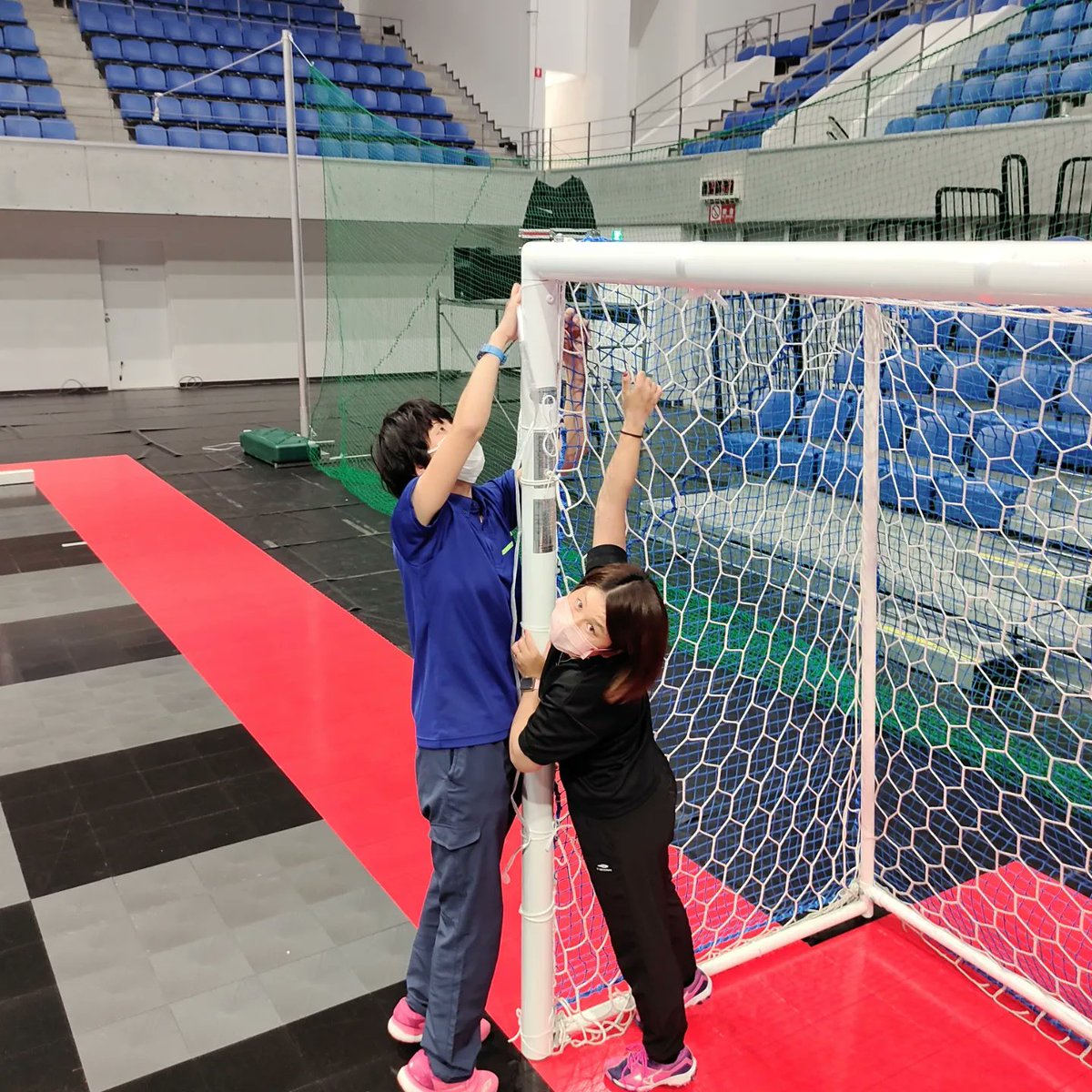 JHA_Indoor's tweet photo. コートも着々と準備がすすんできています。
ゴールもホッケー用のネットに仕様変更完了！
サイドボードも設置完了！
明日が楽しみだ！！
#準備万端 #立川のイベント #インドアホッケー #アリーナ立川立飛 #ららぽーと立川立飛 https://t.co/cDVPJZZAnd