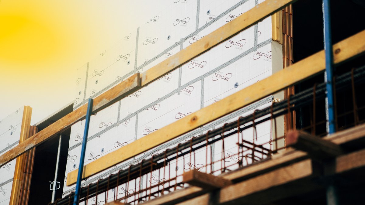 Of hij zin had in ‘een projectje?’ Vandaag bouwt Geert van GM Derde BVBA aan de privé-woning van zijn boekhouder, Bart, op het exclusieve wijndomein Leeflank in Lede bij Aalst.
Bij de bouw van zijn gezinswoning vertrouwt hij blind op <a href="/RecticelInsul/">Recticel Insulation</a>