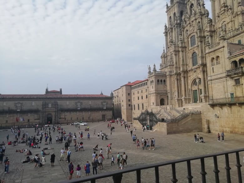 visitasUSC's tweet photo. "Un lujazo verte llegar desde aquí. #BienvenidoPeregrino"
📸Balcóns edificio Reitorado #UniversidadeUSC
Plaza Obradoiro.
#visitable con #visitasusc
#TopOftheSanXerome #Ultreia https://t.co/dUtQNI8AaK