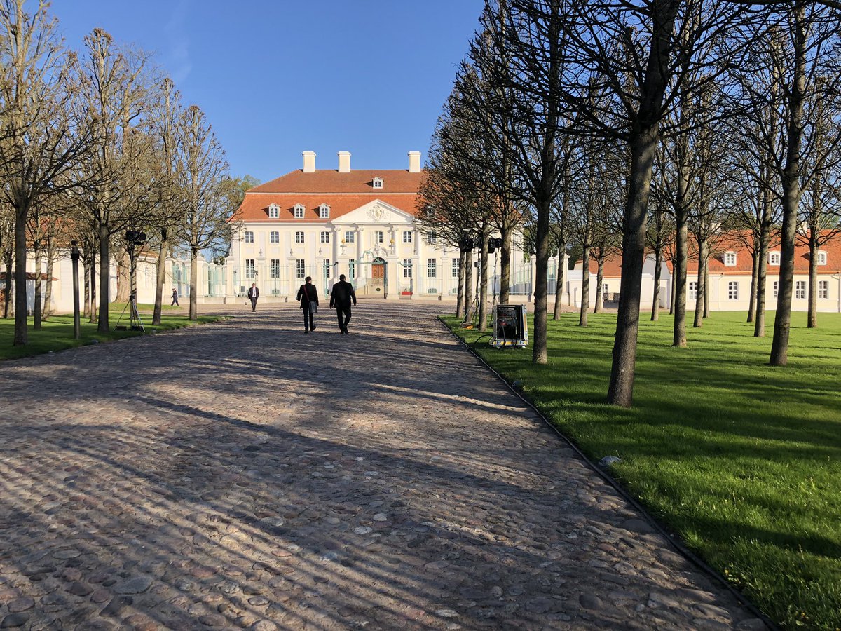 Korrektur: Zum Beginn der Kabinettsklausur auf Schloss Meseberg hab’ ich Schwedens Ministerpräsidentin Magdalena Andersson in der Live-Schalte zum „Ministerpräsidenten“ gemacht … Sorry! #liveammorgen #kannnurbesserwerden