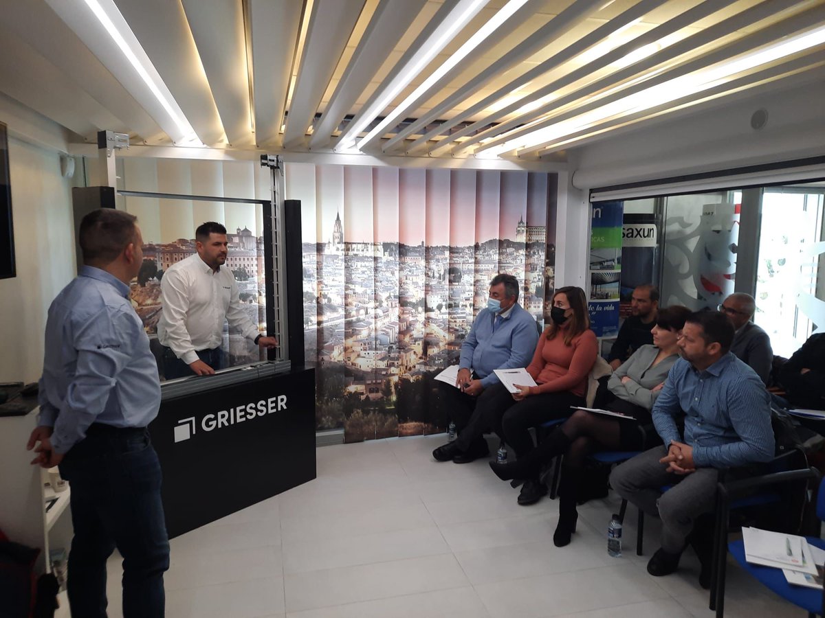 GriesserIB's tweet photo. ➡️La #RollingAcademy presente en las instalaciones de @Saxun_Solar en #MADRID para formar a sus #clientes.

Jornada interesante donde se han tratado en profundidad sobre todos los #modelos de #PersianasGraduables para conseguir un #controlsolar #eficiente.

#inspiredbythesun https://t.co/IfjBMToJKo