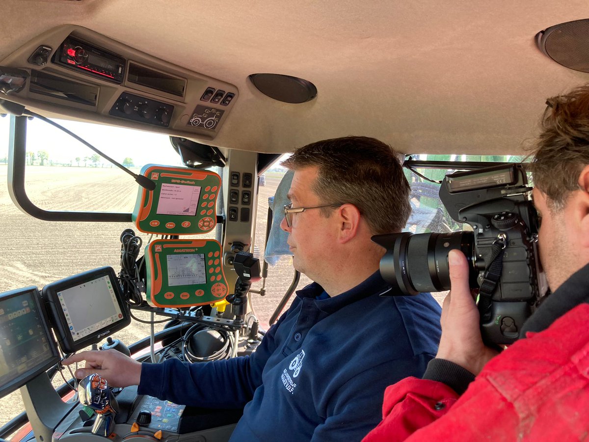 BBLeap_NL's tweet photo. Bezoek aan Loonbedrijf Haaijer in Veelerveen waar nu al het tweede seizoen met #LeapBox wordt gewerkt!
#LeapFarmer #LeapFarming #SmartFarming #PrecisieLandbouw #PrecisionFarming https://t.co/FFK6RljhYt