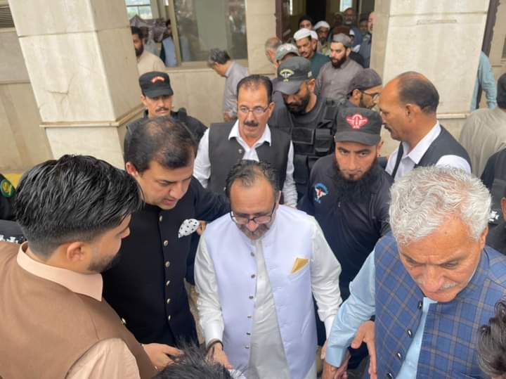 TeamSTIKHAN's tweet photo. وزیراعظم آزاد کشمیر سردار تنویر الیاس خان کی کابینہ ارکان کے ہمراہ مرکزی عیدگاہ مظفرآباد میں نماز عید کی ادائیگی کے بعد مقبوضہ کشمیر میں بھارتی مظالم کے خلاف احتجاجی ریلی میں شرکت۔انکا کہنا تھا کہ حقیقی عید تب ہو گی جب جامع مسجد سرینگر میں ہم کشمیری نماز عید مل کر ادا کریں گے https://t.co/UurkDSuvNP