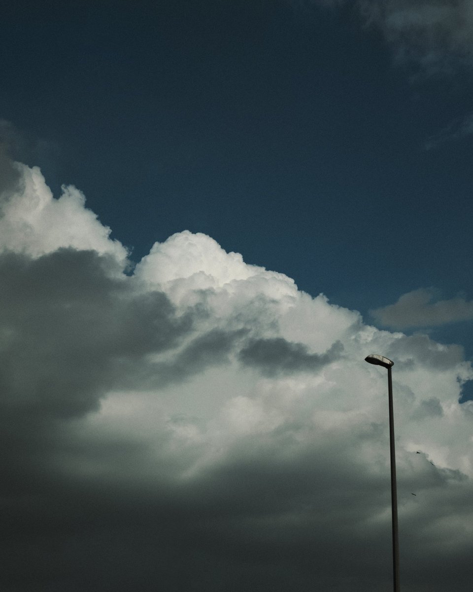 Vedoughnut's tweet photo. One of the first pictures I had taken with the X100V. I've never owned a camera this size before, that too it being so tech baked!
This one was taken with the inbuilt 3 stop ND filter. Why did I do it? Honestly just because I could XD, But I love it. #x100v @FujifilmX_US https://t.co/hvaVMiqBoz