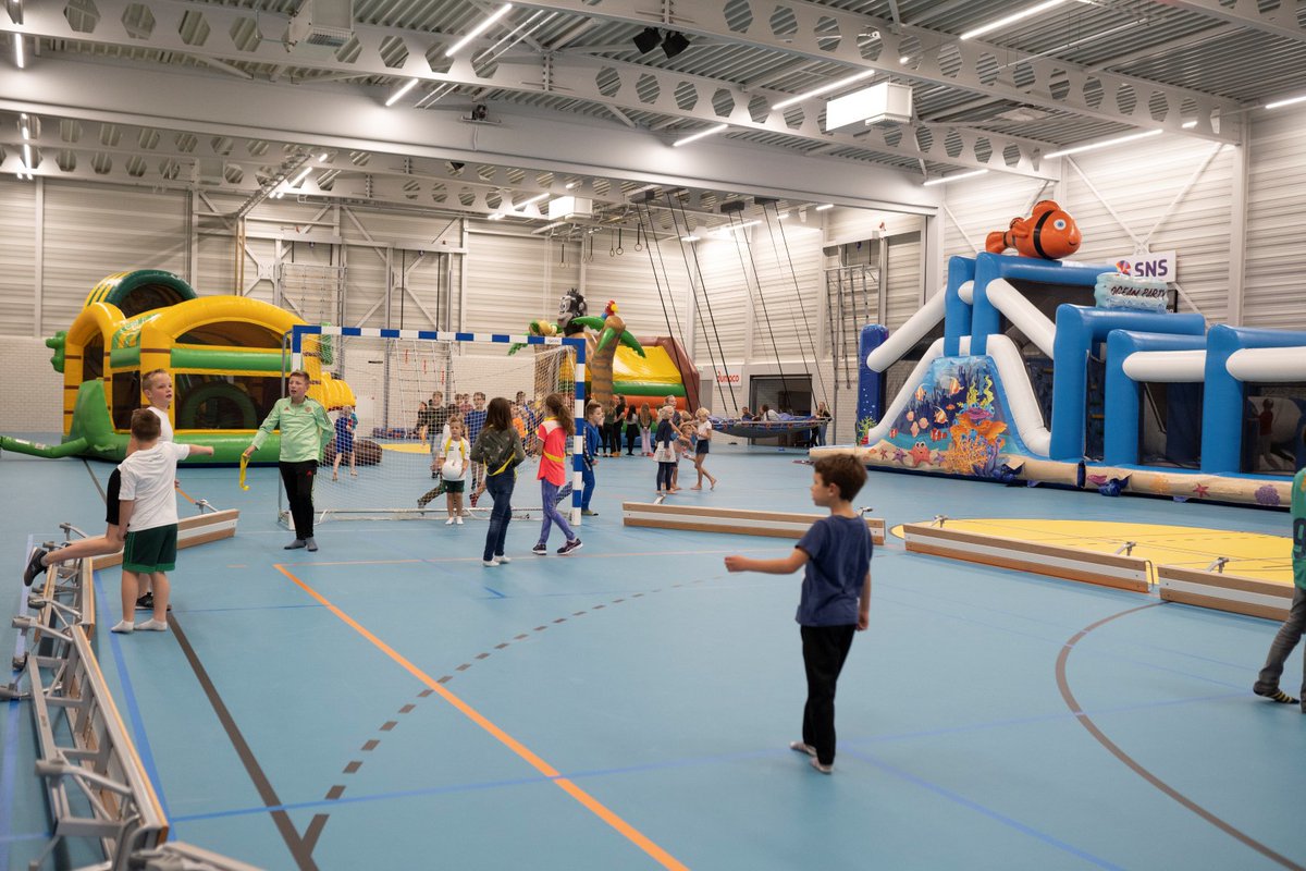 A-Kidz was vergeten persbericht te sturen en nu is er niemand in de sporthal. 

Last-minute-oproep: kinderen tussen 6 en 12 jaar mogen tot 12 uur gratis komen spelen in sporthal Molenzicht in Alblasserdam. Er is onder meer een stormbaan. Foto:archief