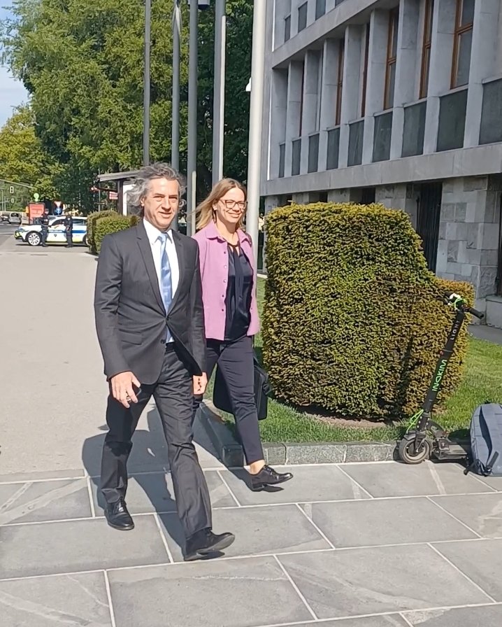 MetkaMajer's tweet photo. Konec je prvomajskih praznikov, tudi uradno se začenjajo koalicijska pogajanja. Predsednik Gibanja Svoboda Robert Golob je že prišel v Državni zbor. @24ur @24ur_com https://t.co/IJOMsxHhif