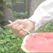 chaejicheji's tweet photo. her gripping utensils for dear life is really something.. like NO ONE IS TAKING THAT SPOON AWAY FROM YOU GOWON😭 https://t.co/m1QxhHrewo