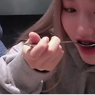 chaejicheji's tweet photo. her gripping utensils for dear life is really something.. like NO ONE IS TAKING THAT SPOON AWAY FROM YOU GOWON😭 https://t.co/m1QxhHrewo