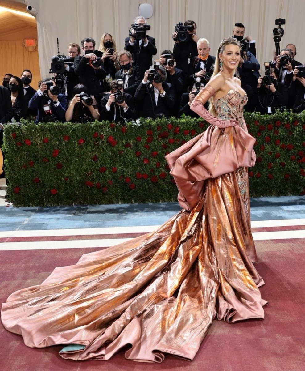 _nikitacraig's tweet photo. OBSESSED with Blake Lively at the MET. https://t.co/qiSLzIHYSG