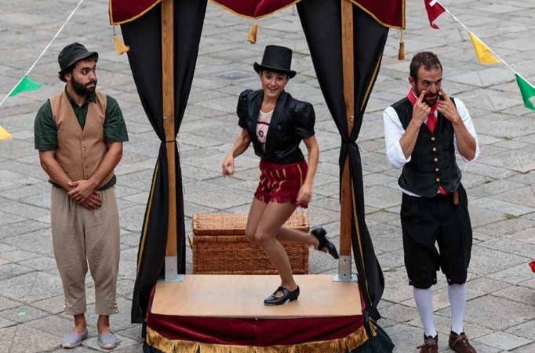 lapisepapel_gal's tweet photo. A @ArtikaSala arranca a programación do "II Festival de Circo a escena Artiklown" con "Ghop!", de Teatro ao cubo, un espectáculo participativo e cheo de humor que conta coa estética clásica dos circos ambulantes que no pasado percorrían as prazas dos pobos e aldeas. https://t.co/J1DUWleCGs
