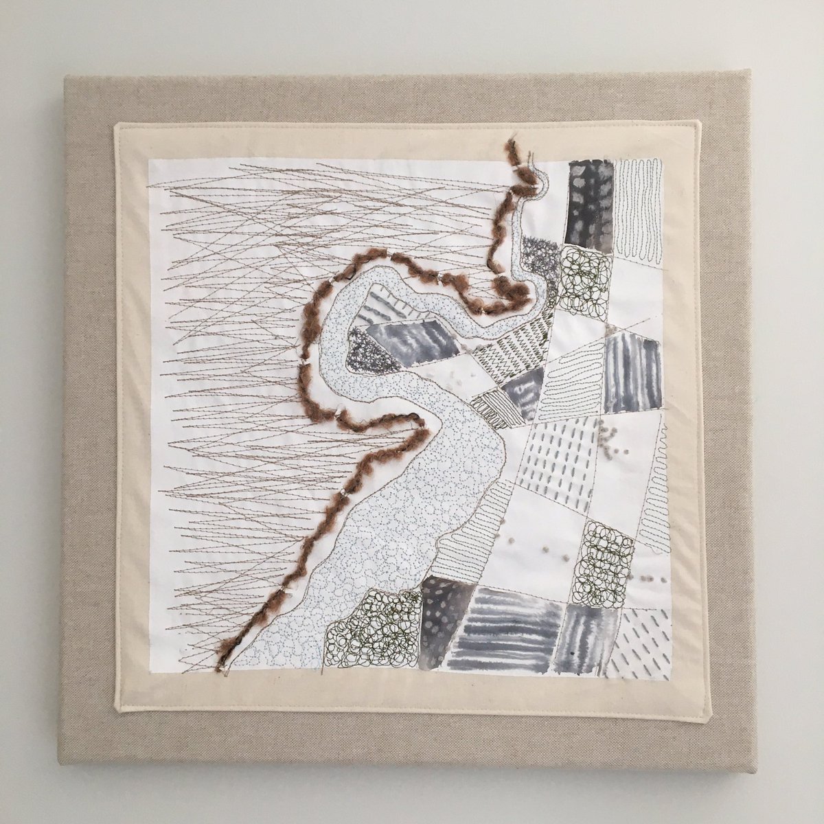 cmstealey's tweet photo. “Severn”
Hand &amp; Machine embroidered mixed media.
Mounted on wooden frame, 40 x 40cm.
#artforsale #WomensArt #mapart https://t.co/hhfHLAMuMY